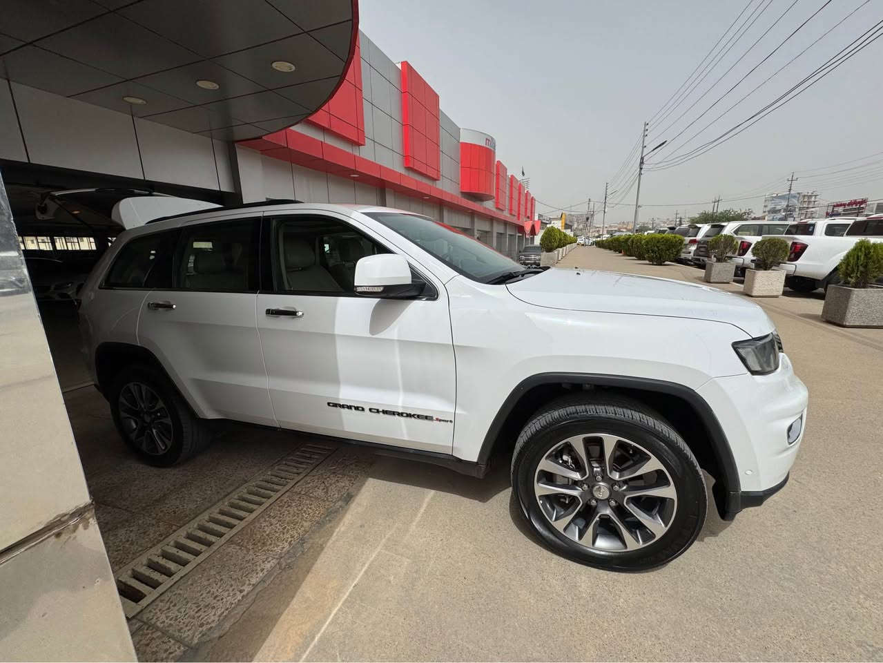 Jeep grand Cherokee limited sport plus 
Motor: 3.6  v6 
Cklin 
Full mwasafat 
Model 2018
Price 28000$ 
Kilomatrs 13200km 

Phone 📱 *********** السليمانية, العراق
