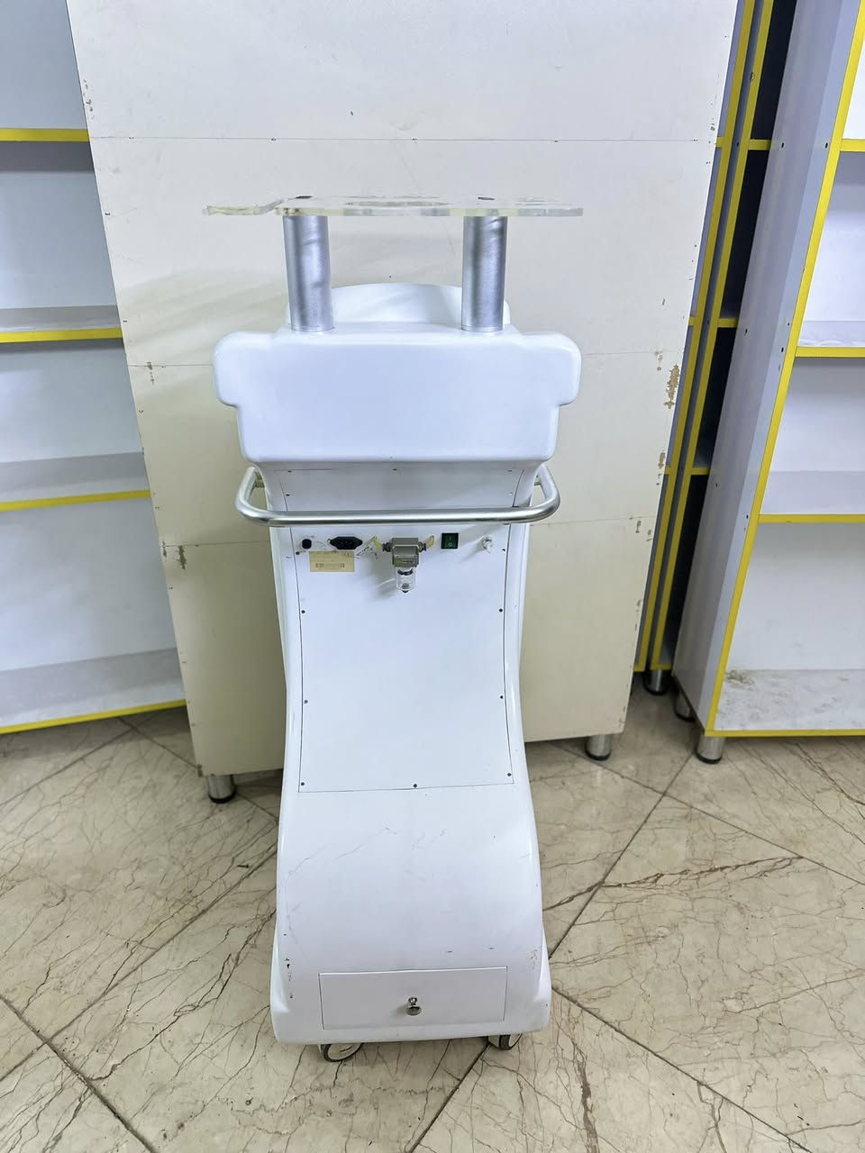 السلام عليكم
متوفر عندي جهاز نحت جسم  للبيع وهذه تفاصيله مع التقدير 💐

🔥 جهاز BUMP PLUMP الأصلي – فرصة ذهبية لمراكز التجميل 🔥

إذا تريدين تضيفين خدمة مربحة وسريعة النتائج داخل مركزج…
هذا الجهاز هو الحل 💎

✨ جهاز تكبير وشد الصدر ورفع الأرداف بتقنية Vacuum Therapy
✨ نتائج تبين من أول جلسة
✨ شد فوري + امتلاء طبيعي
✨ تحفيز الكولاجين والدورة الدموية
✨ جلسات سريعة وأرباح عالية

⸻

💡 ليش هذا الجهاز مهم لمركزكم ؟

✔ يضيف خدمة مطلوبة جداً بالسوق
✔ الزبونة ترجع أكثر من مرة
✔ أرباح الجلسة ممتازة
✔ بدون جراحة وبدون ألم
✔ سهل التشغيل

⸻

⚙️ المواصفات:

🔹 شاشة تحكم رقمية
🔹 ضبط الوقت والشدة
🔹 أوضاع شفط متعددة
🔹 نظام ضغط هوائي احترافي
🔹 تصميم ثابت على عجلات
🔹 مناسب للصالونات والعيادات

⸻

📈 استثمار مربح:

جلسة وحدة سعرها بالسوق من 40–75$
يعني الجهاز يرجع سعره خلال فترة قصيرة جداً 💰

⸻

💎 الجهاز بحالة ممتازة وجاهز للعمل

📞 للاستفسار تواصل على الواتس فقط رسائل مع الشكر 
***********
