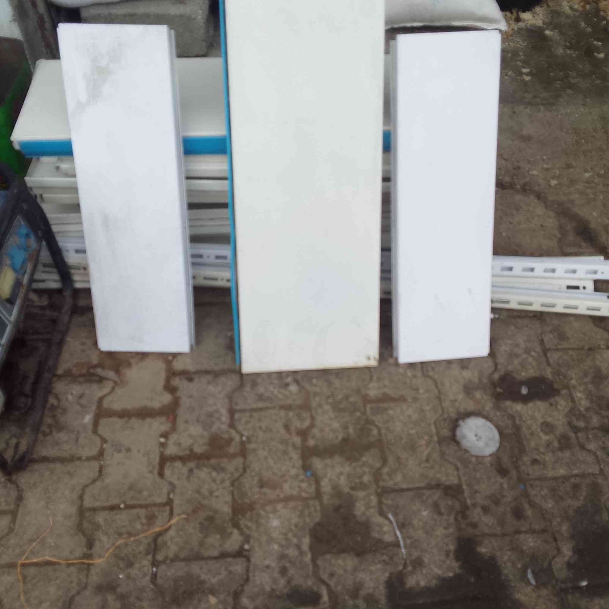 رفوف محلات عوعيتين ازغار وكبار للبيع سعرهن 50وبيهن مجال اليريدهن يخابرني ***********
