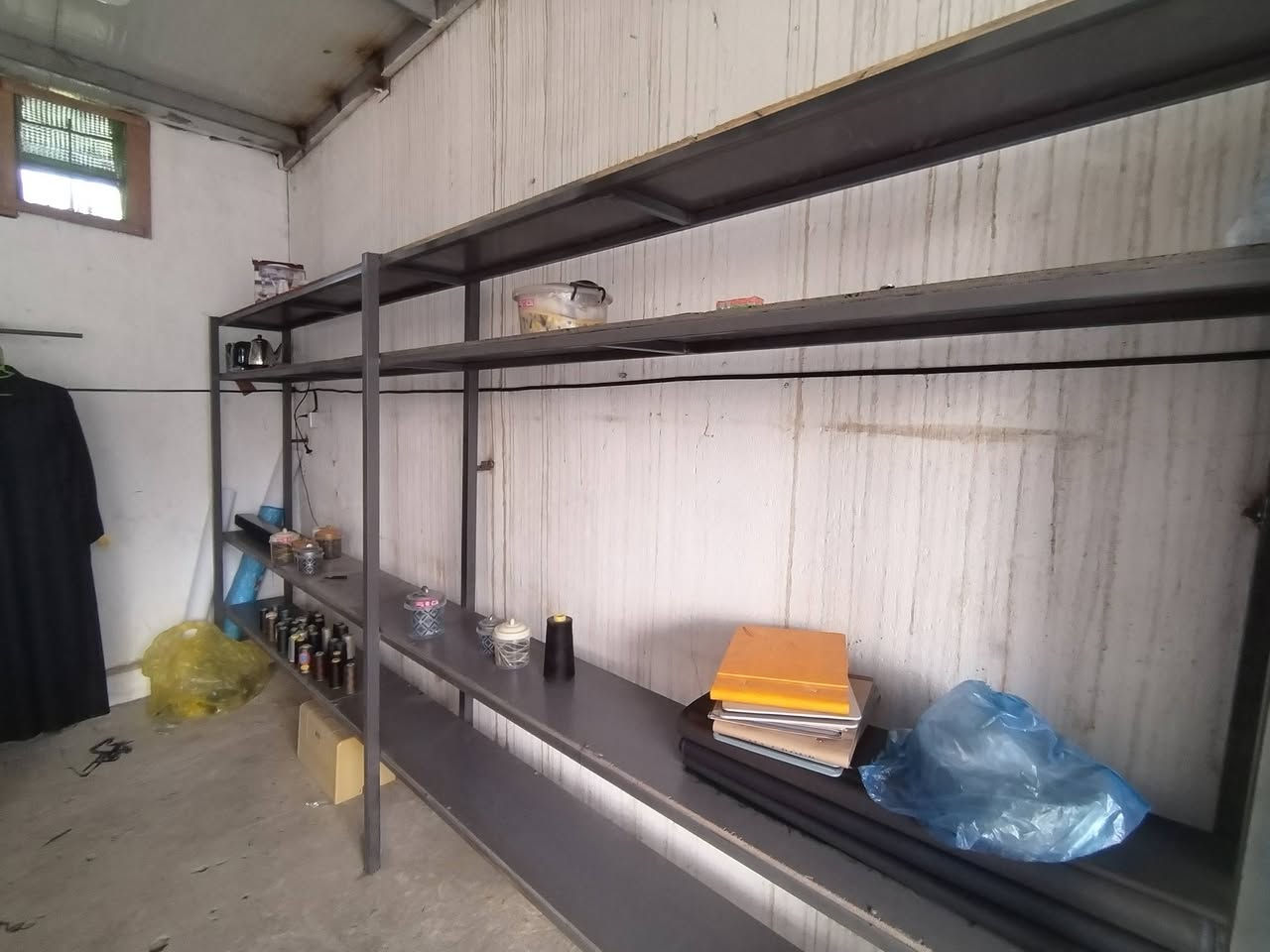 سلام عليكم رف حديد وخشب البيع جديد صارله ١٠ ايام من شديته سعره ٣٠٠ وبي مجال
*********** العنوان سريديب ابو عين مقابل اسواق بيت كامل
