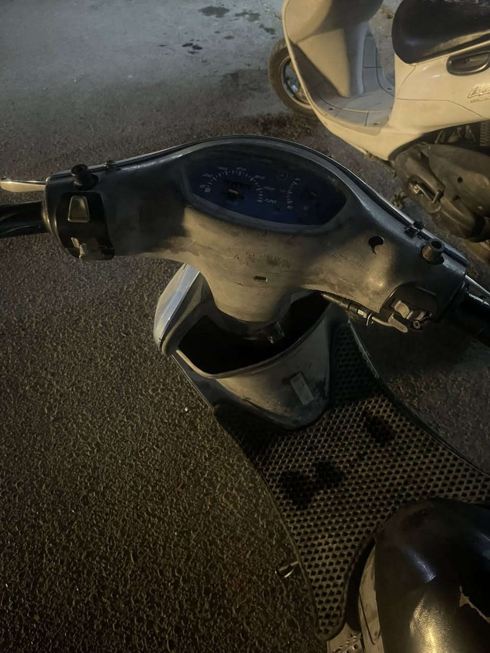 سلام عليكم ماكس منغولي مناقصها شي نكره سلف بيها بس الجامه مال دشبول مكسوره فقط ماعرف مفتوحه لو لا دراجه حلوه ب٤٠٠ قفل  بغداد الحريه شراي اتصل ‭ ‭ ٠٧٧١ ٢٠٧ ٧٨٧٢‬
