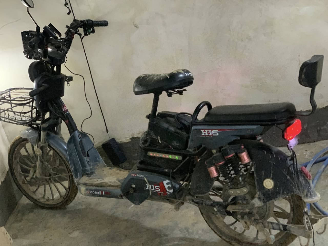 دراجة شغالةكهربائيات شغاله بس اليده مال الوره مكسوره ورجل مكسور الباقي شرط س.ر200 بي مجال ***********
