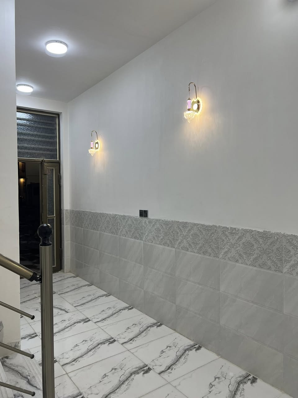 للبيع دار طابقين 50 متر موقع مميز
للبيع دار طابقين 

المساحة: 50 م2

البناء: طابوق

السند: طابو 25 - إقرار محكمة

تفاصيل الدار:

الطابق الأرضي يحتوي صالة، غرفة نوم، صحيات :عدد 1

مطبخ : عدد 1

الطابق الثاني يحتوي غرفتين نوم مع صالة

صحيات : عدد 1

الموقع: كربلاء - حي العباس
مجمع موسى الكاظم ع

يبعد 1.5 كم عن مرقد الإمام الحسين (ع)

قريب من شارع السيدة زينب (ع) وفندق البارون

رقم صاحب الدار ‏***********
