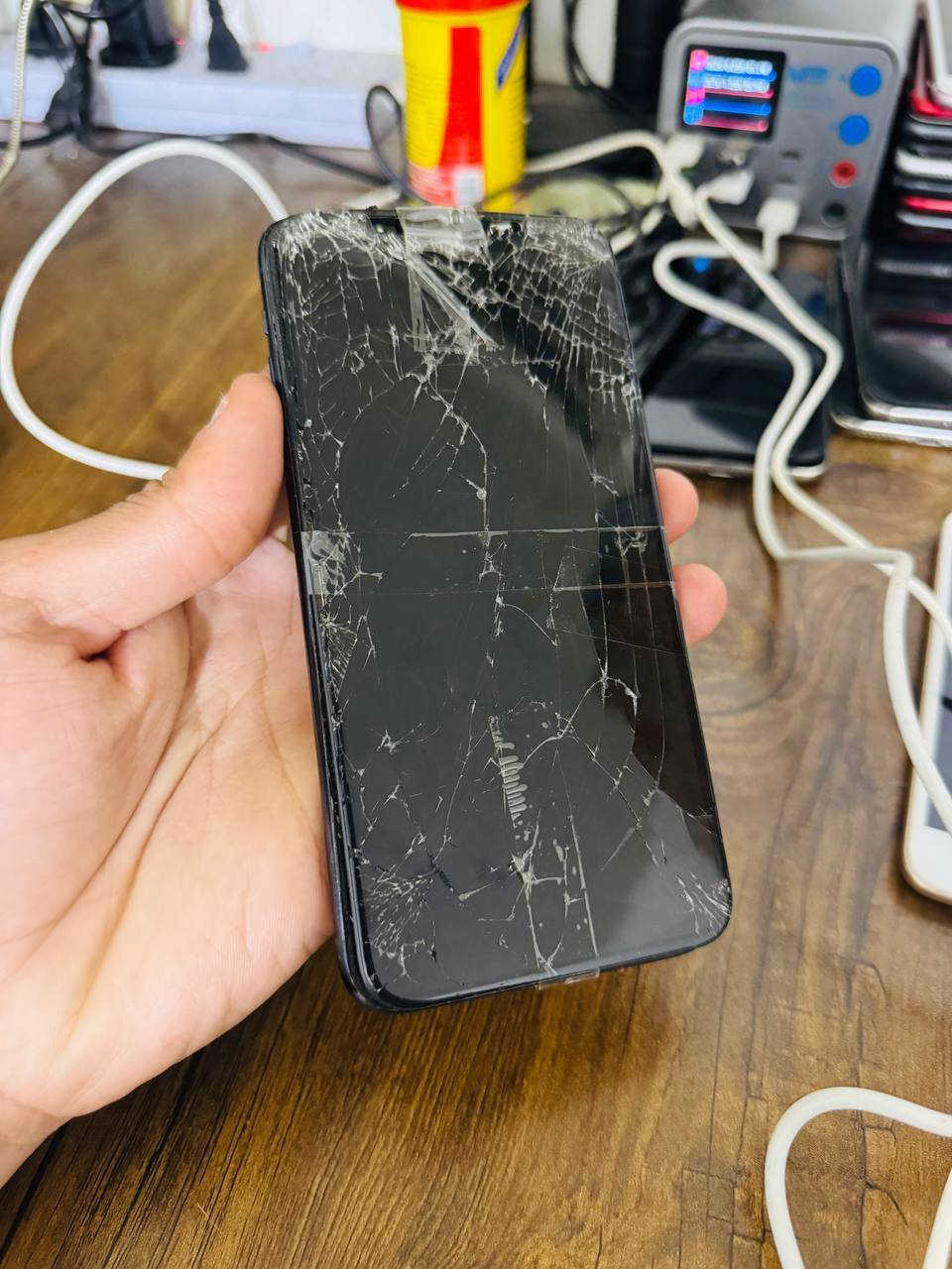 السلام علیکم آيفون 11 برو ماكس للبيع نقص شاشه وبورد توصيل موجود ***********
