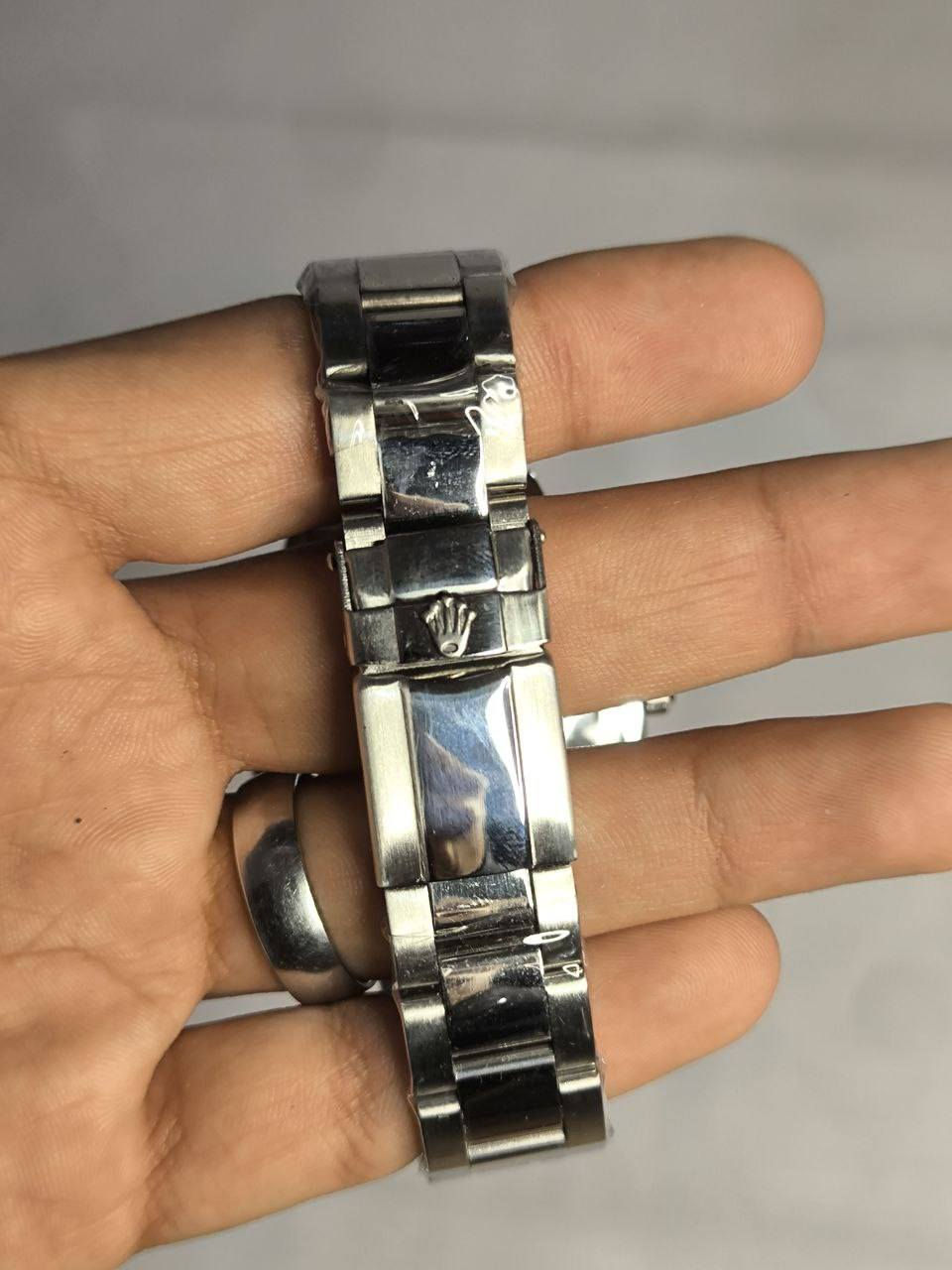 ⌚دايتونة (باندا) وارد أوروبي DHL
تحفة فنية
 مصممة لرجال الاعمال
مكينة كوارتز ناعمة نظام كونكراف
هيكل ستانلس ستيل مع طوق نيكل روم لامع مع كتابات حفر
 (ستوبوج)جميع السناتر شغاله
 ميناء مميزة بالون (رصاصي) مزودة بمنفذ تاريخ 
 الزجاج معدني ضد الخدش
مقاومة المي وغبار 
دبل قفل مختم

السعر  :- 35 الف ع اول تم
للحجز والاستفسار يرجى مراسلة الصفحه


**إذا كنت صاحب هذا الإعلان وتريد حذفه لأي سبب، رجاءا أرسل رسالة إلى الدعم الفني**