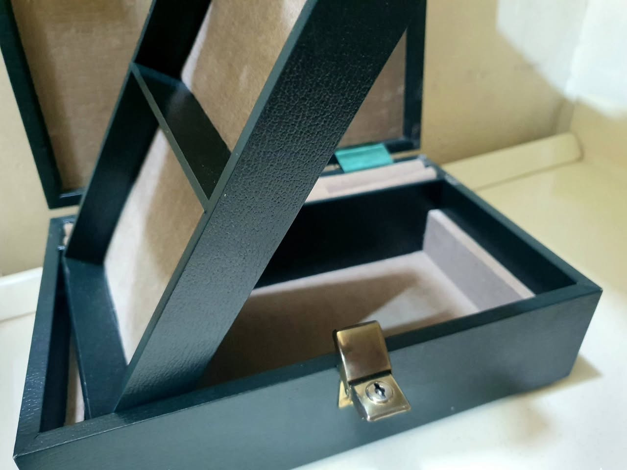 #للسيدات
صندوق حفظ مجوهرات ونقود 
صنع انكلترا


**إذا كنت صاحب هذا الإعلان وتريد حذفه لأي سبب، رجاءا أرسل رسالة إلى الدعم الفني**