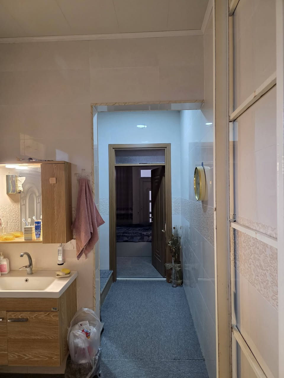 دار للبيع في حي الفلاح الثانية جمعية ضفاف دجلة 100 م بناء حديث واجهة 5 م طابق ونصف 2 غرف نوم هول حمامات شرقي وغربي شارع واسع 15 م اتجاه شروق ابتدائي .
عقارات الصفوة  حي المصارف قرب جامع سعدي مهدي 
***********
***********
