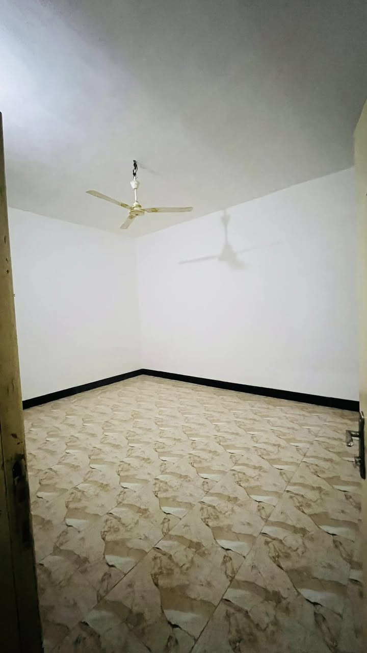 دار للبيع ٢٠٠ متر غرفتين نوم ٤*٥ وصاله واستقبال٦*٤ ومطبخ ٤*٥ زراعي يبعد عن شارع ٣٠ ٥٠ متر .. الموقع الزبيديه حي الكرار  ***********
