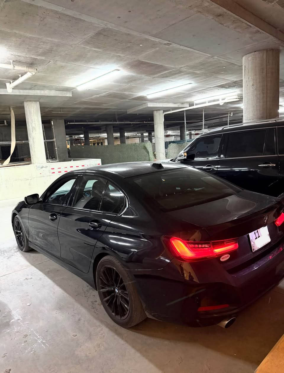 BMW 330i (( بانزين فقط )) المرغوب 
فول مواصفات فتحه وجلد وكراسي كهرباء 
(( كلين تايتل )) بدون حادث مكفوله وبدون صبغ ولا بارد ولا تبديل فقط كسر با دعاميه اجت من أمريكيه بدون ايرباك
السياره جديده جدا ماشيه 44 الف 
رقم بغداد باسمي عنواني منصور 
*********** 
سعر السياره 295 ورقه سعرها بلاش بغداد, العراق
