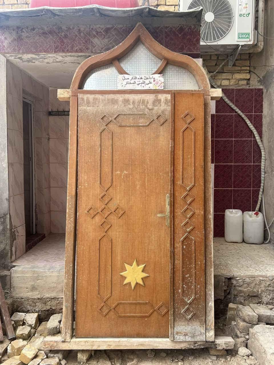 السلام عليكم ابواب خارجية وداخليه خشب تزكام وابواب داخلية غرفة نوم كامل عددهن 5 وابواب الخارجية طلاكة وربع عدد 2 ابواب نضيفة مال تفليش مكاني الكوت الزهراء ***********
