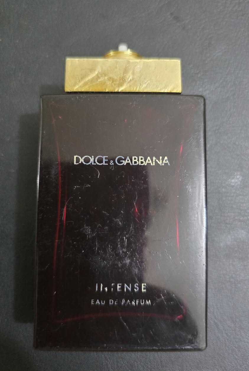 عطر يجسد الأنوثة والجاذبية في آنٍ واحد؟
أيقونة الدار الإيطالية العريقة دولتشي آند غابانا (Dolce & Gabbana)، بنسختها المركزة والأكثر إثارة: Intense (ماء عطر - Eau de Parfum). هذا العطر ليس مجرد رائحة، بل هو تعبير عن الشخصية القوية والأنيقة.

​لماذا تختارون هذا العطر؟ 🌹

​التركيبة العطرية: يفتتح العطر بنفحات منعشة من زهر البرتقال والماندارين الأخضر.

​قلب العطر: ينبض برقة براعم البرتقال ومسك الروم (Tuberose) لجاذبية لا تقاوم.

​القاعدة الدافئة: مزيج ساحر من المارشميلو وخشب الصندل يمنحكِ عبقاً يدوم طويلاً.

​الثبات: يتميز بثباتية استثنائية تجعله رفيقكِ الأمثل في المناسبات الخاصة

السعر  25 الف د.ع. وبيه مجال قليل


**إذا كنت صاحب هذا الإعلان وتريد حذفه لأي سبب، رجاءا أرسل رسالة إلى الدعم الفني**