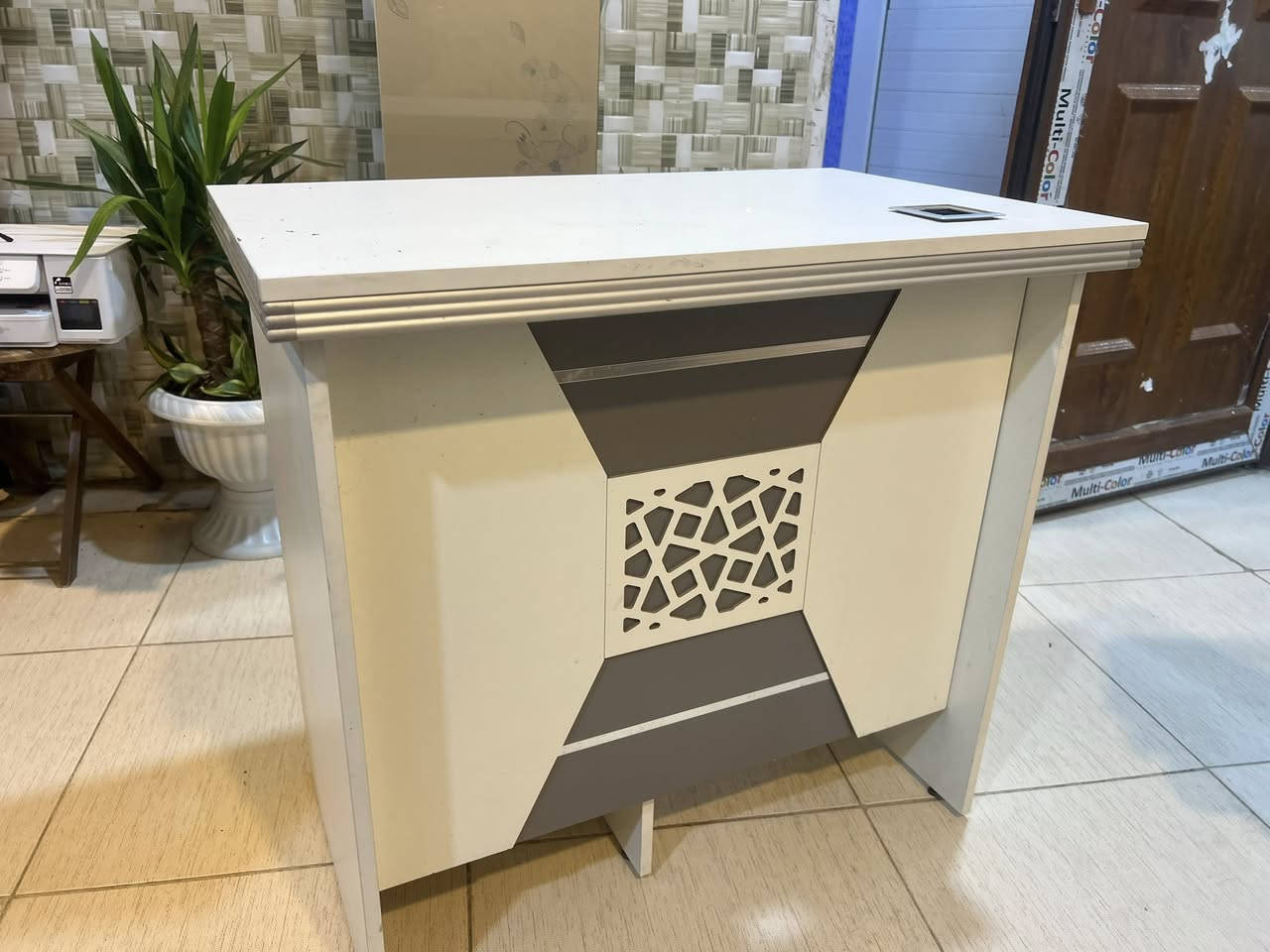 ميز مكتبي اخو الجديد استخدام قليل ب70 مكاني المعقل ***********
