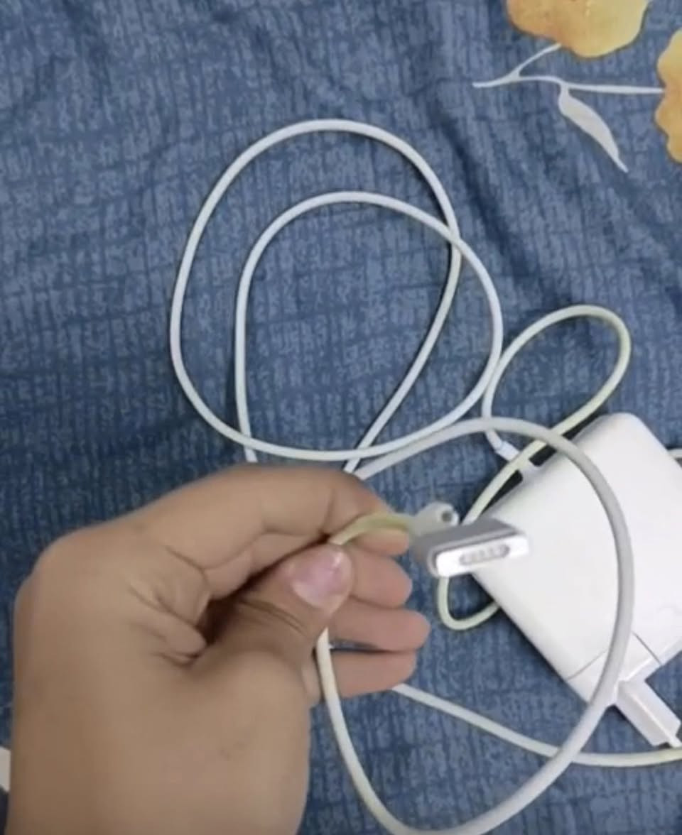 شاحن لابتوب ابل (ماك بوك) 
اصلي مال امزون 🔮🔮🔮
ويه المحوله كامل ويه الراس مغناطيسي يلزك بالماك 
 قيم واخذ ولاتكسر بل سعر متوفر توصيل


**إذا كنت صاحب هذا الإعلان وتريد حذفه لأي سبب، رجاءا أرسل رسالة إلى الدعم الفني**