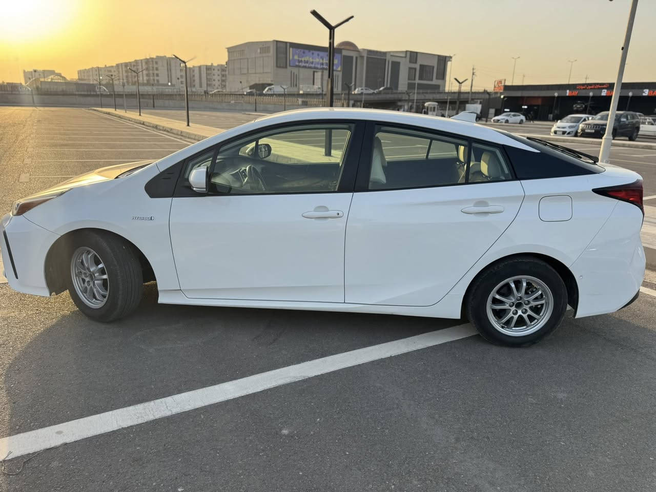 للبيع 
تويوتا بريوس هايبرد موديل 22 
ماشية 66 الف 
الضرر موضح بلصور بدون دواخل 
السعر 135 وبيها مجال بسيط 
***********
