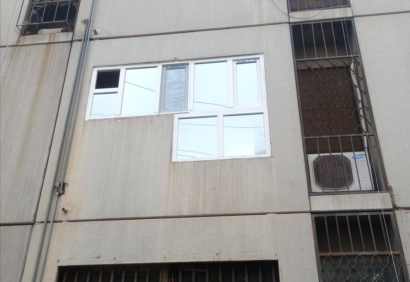 الباب التركي سابقا / تثبيت قاطع بالكون امامي ورفع القاطع الحديد السابق . لون المقطع / ابيض / زجاج برونزي عاكس ٤ ملم / مانع اتربة عدد ١ . واتساب ***********
