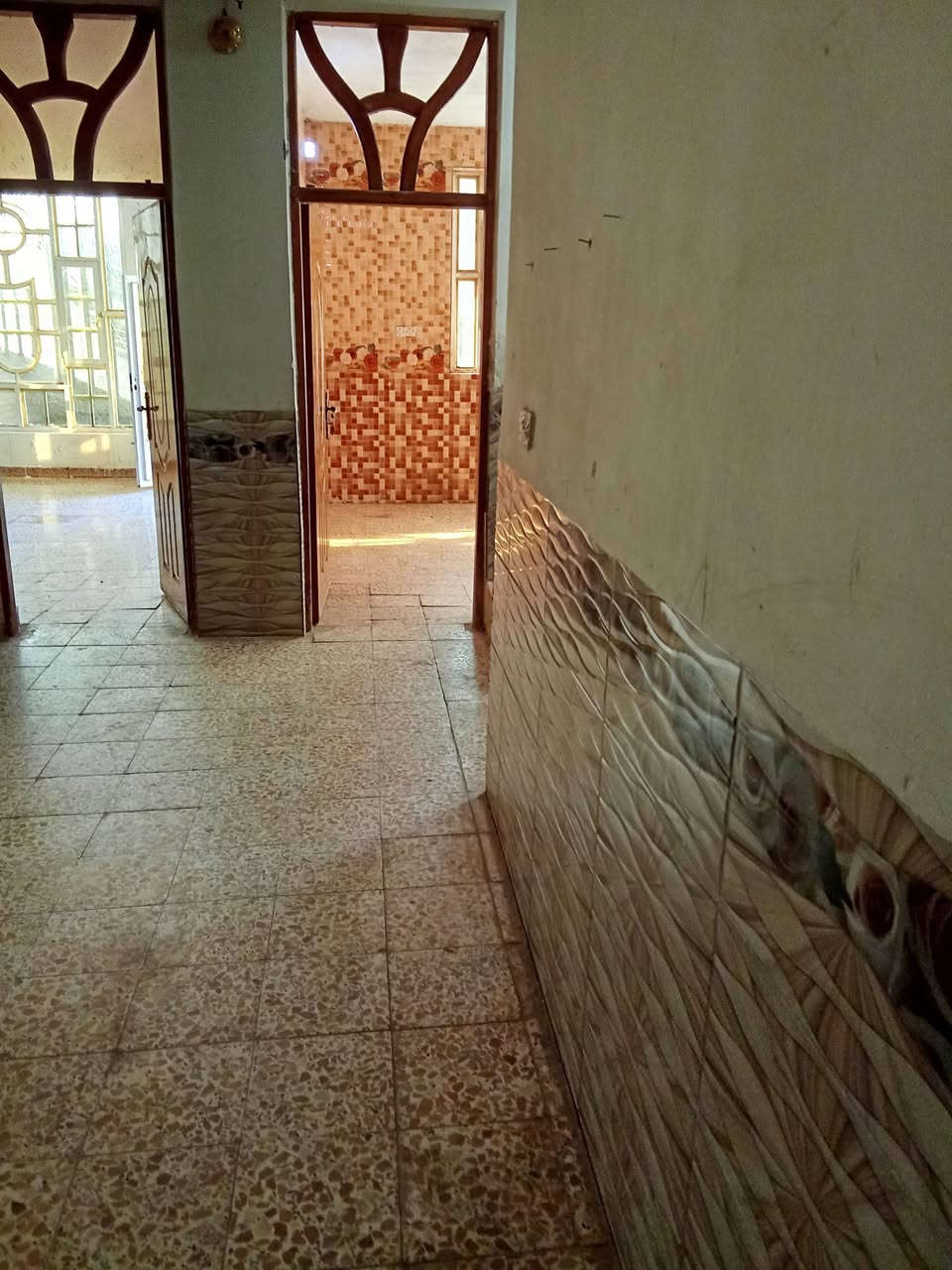 الدار للبيع/  250 متر مربع طابق واحد جاهز للسكن
غرفتين نوم وصاله ومطبخ وحمام عدد 3// طابو صرف
العنوان كوت حي الجامعه الاولى خلف المستشفى التركي 
قرب مجمع الرواد السكني// للاستفسار الاتصال على الرقم 
*********** موجود واتساب أو ماسنجر
