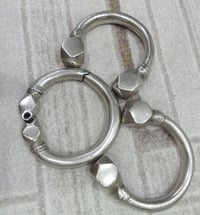 ثلاثة حجول قديمات للبيع عيار النازل الوزن 773 غرام ... 07712722151