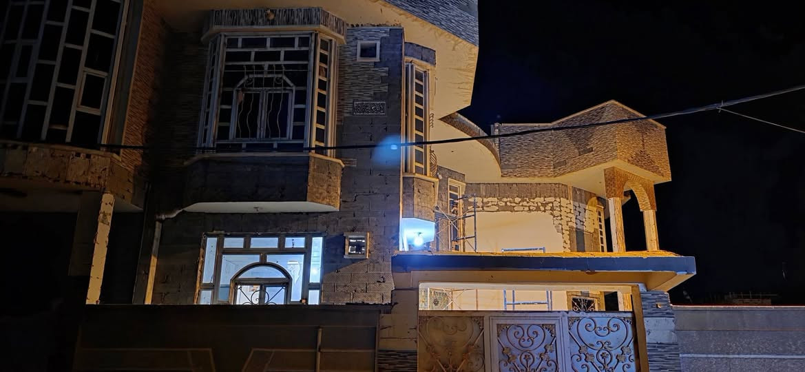 الحمد لله 

 انتهينا اليوم من [تشطيب لواجهة بيت احد الاخوه]، تم مراعاة  معايير الأمان وتوزيع الأحمال 
​

حسين الكهربائي 
***********
