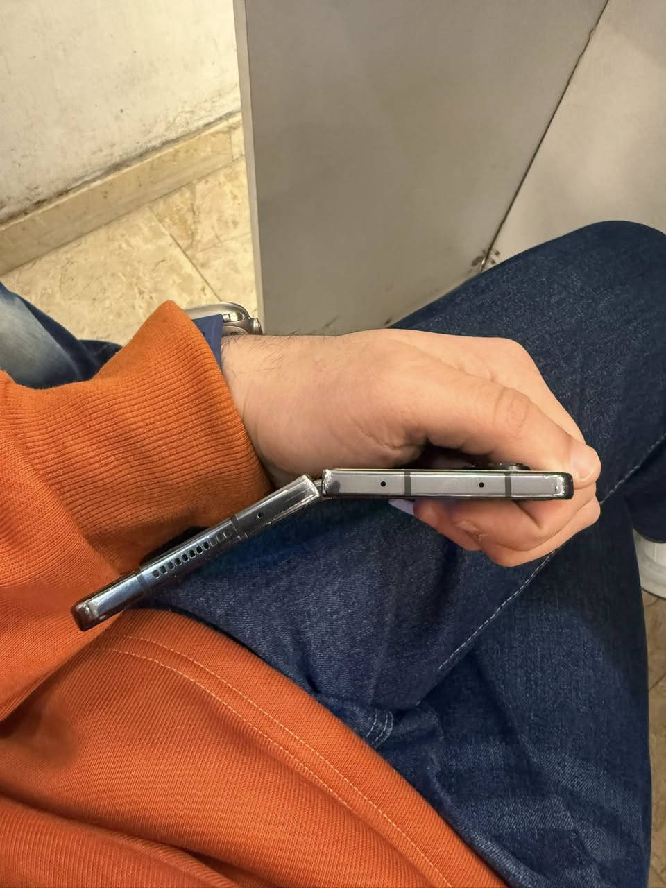 كلكسي زت فولد 5 ذاكره512 بي بس من تفتح شاشه مينفتح لاخير سجه يرادله تبديل فقط شاشه مابي شي السعر 400 مكان حريه ساحه عدن ***********
