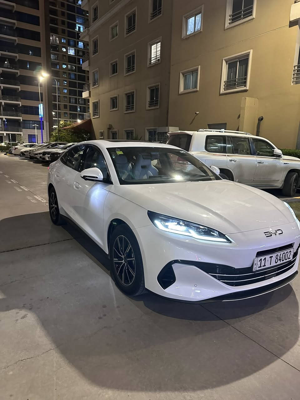 BYD SEAL 06 موديل 2024
الممشى 3000  بحالة الزيرو 
هايبرد قابل للشحن – مدى كهربائي 120 كم – مدى إجمالي يصل إلى 2100 كم 
المواصفات الرئيسية:
 • نظام هايبرد قابل للشحن (DM-i)
 • مدى كهربائي يصل إلى 120 كم بالشحن الكامل
 • مدى إجمالي (كهرباء + بنزين) يصل إلى حوالي 2100 كم
 • محرك بنزين 1.5 لتر مع محرك كهربائي
 • قوة إجمالية تقارب 218 حصان
 • ناقل حركة أوتوماتيك ذكي E-CVT
 • دفع أمامي
 • قيادة هادئة واستهلاك وقود منخفض

⸻

التجهيزات الداخلية:
 • شاشة وسطية تعمل باللمس
 • شاشة عدادات رقمية
 • تكييف أوتوماتيك
 • دخول وتشغيل ذكي بدون مفتاح
 • مقاعد مريحة مناسبة للاستخدام اليومي
 • عزل جيد للضوضاء والطريق
 • منافذ USB أمامية وخلفية

⸻

أنظمة السلامة:
 • نظام منع انغلاق الفرامل (ABS)
 • نظام الثبات الإلكتروني (ESP)
 • نظام توزيع قوة الفرملة (EBD)
 • مساعد الانطلاق على المرتفعات
 • وسائد هوائية أمامية
 • هيكل قوي مصمم لسلامة الركاب.       
المكان بغداد البياع المواصلات 
***********
السعر:23.500
