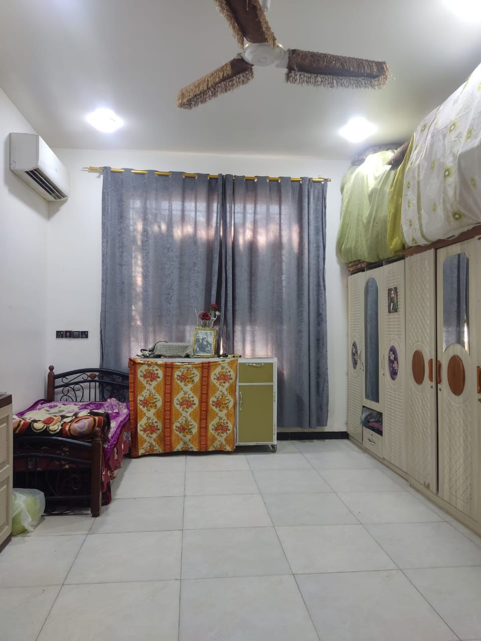 بيت زراعي سند ٢٥ مساحة ٤٧٠ متر 
مجمع توحيد العفلوكي شارع معمل الكاشي قرب المركز

طابق واحد مع مضيف خارجي 
البيت كونكريت مسلح بناء طابوق 
محتويات 
- [ ] استقبال 
- [ ] مطبخ حار بارد
- [ ] صاله
- [ ] غرف عدد ٢
- [ ] صحيات داخليه 
- [ ] صحيات خارجيه 
ملاحظة: كراج البيت والصحيات الخارجيه غير مكتمله صبة نظافة فقط 

المضيف
- [ ] الطول ١٥ متر والعرض ٥ متر
- [ ] محتويات 
- [ ] صحيات خارجيه ومطبخ معزول عن البيت مع كراج خاص به

ملاحظة : المضيف بلوك مع عكاده طابوق غير مكتمل فقط كهرباء وماء ومجاري ولبخ جص مساطر مع ابواب وشبابيك ( يعني نقص لبخ بياض وارضيه )

رقم الهاتف ***********
