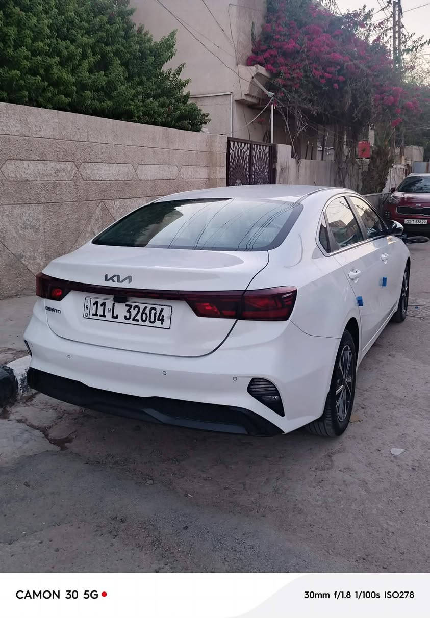 السلام عليكم عندي كيا سيراتو 2024 فتحه محرك 2000 قطعتين تبريد  سياره جديده مقفوله كفاله عامه لا صبغ ولا بارد ماشيه 24 الف رقم ***********
