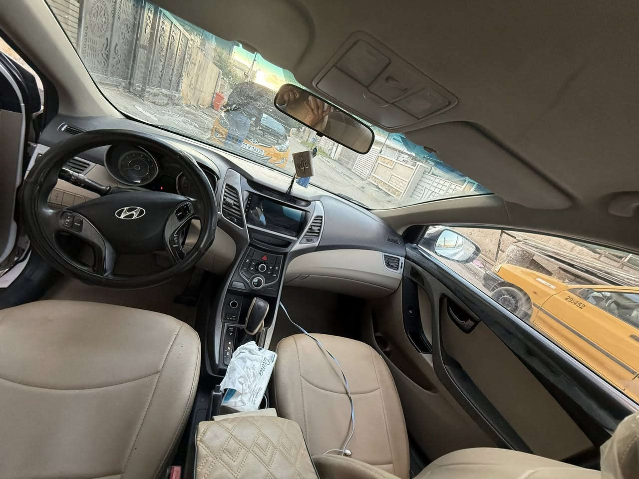 سلام عليكم اللنترا موديل 2015خليجي بيها اربع قطع صبغو ومشكلة بل تنميرة مال كير مكينتة السيارة خيرا من الله رايدة ب100 ورقة وبيها مجال مكاني بغداد العامرية كهربائية كلةة شغالة 
وهاذا الرقم للستفسار ***********
