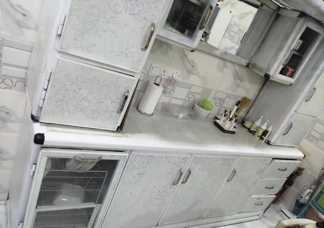سلام عليكم سبّلت للبيع 2 طن نضيف وشغال تبريده ثلج رايده ب350 وميز بلازمه كزاز نضيف ب30 وكاونتر وملحق ب125 وزاويه خشب ب50 العنوان بغداد الشعب نهايت فورتات رقم ***********
