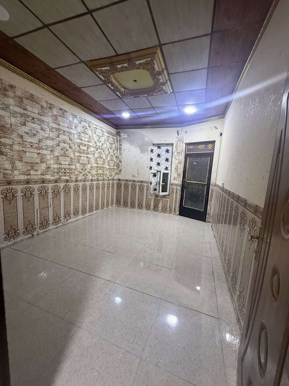 للايجار بيت 100 متر 3غرف نوم
صحيات ومطبخ واستقبال
الموقع الشهداء خلف المستنصريه 
سعر الايجار 300 الف قفل
للاتصال ***********
