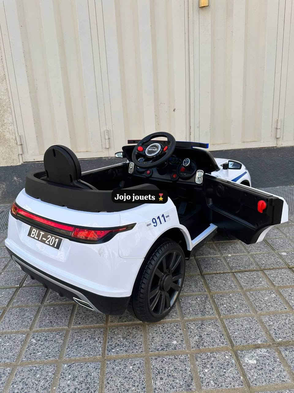 VOITURE RANGE ROVER POLICE 🔵🔴ELECTRIQUE 12V ⚡️

‎🎁🎊🎊 عرض خااااااص 🎊🎊🎁

✔️Batterie 12V7Ah. 
✔️4 Moteurs 💪.
✔️Télécommande 2,4 GHz.
✔️Fonction balançoire.
✔️Lumière Av et Ar LED.  
✔️Lumière de Police 🔴🔵. 
✔️Siréne de Police 🔴🔵. 
✔️Les amortisseurs. 
✔️3 Niveaux de Vitesse. 
✔️Design ergonomique.
✔️USB et Aux pour la musique.
✔️Bleutooth. 
✔️Carte SD. 
✔️Tranche d'âge : 1 à 7 ans. 
✔️Portes ouvrables. 
✔️Vitesse maximale : 10km/h
✔️Ceinture de sécurité.
✔️ Capacité de charge : 60 Kgs.

✅Les couleurs : Noir / Blanc / Rouge✅

‎📦🚚التوصيل مجاني لجميع المدن مع الدفع عند الإستلام. الدار البيضاء, المغرب


**إذا كنت صاحب هذا الإعلان وتريد حذفه لأي سبب، رجاءا أرسل رسالة إلى الدعم الفني**
