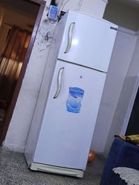 ثلاجه 14 قدم نضيفه من الداخل كلش بس مانعرف شبيها فجاه لاتبريد ولا تجمي...