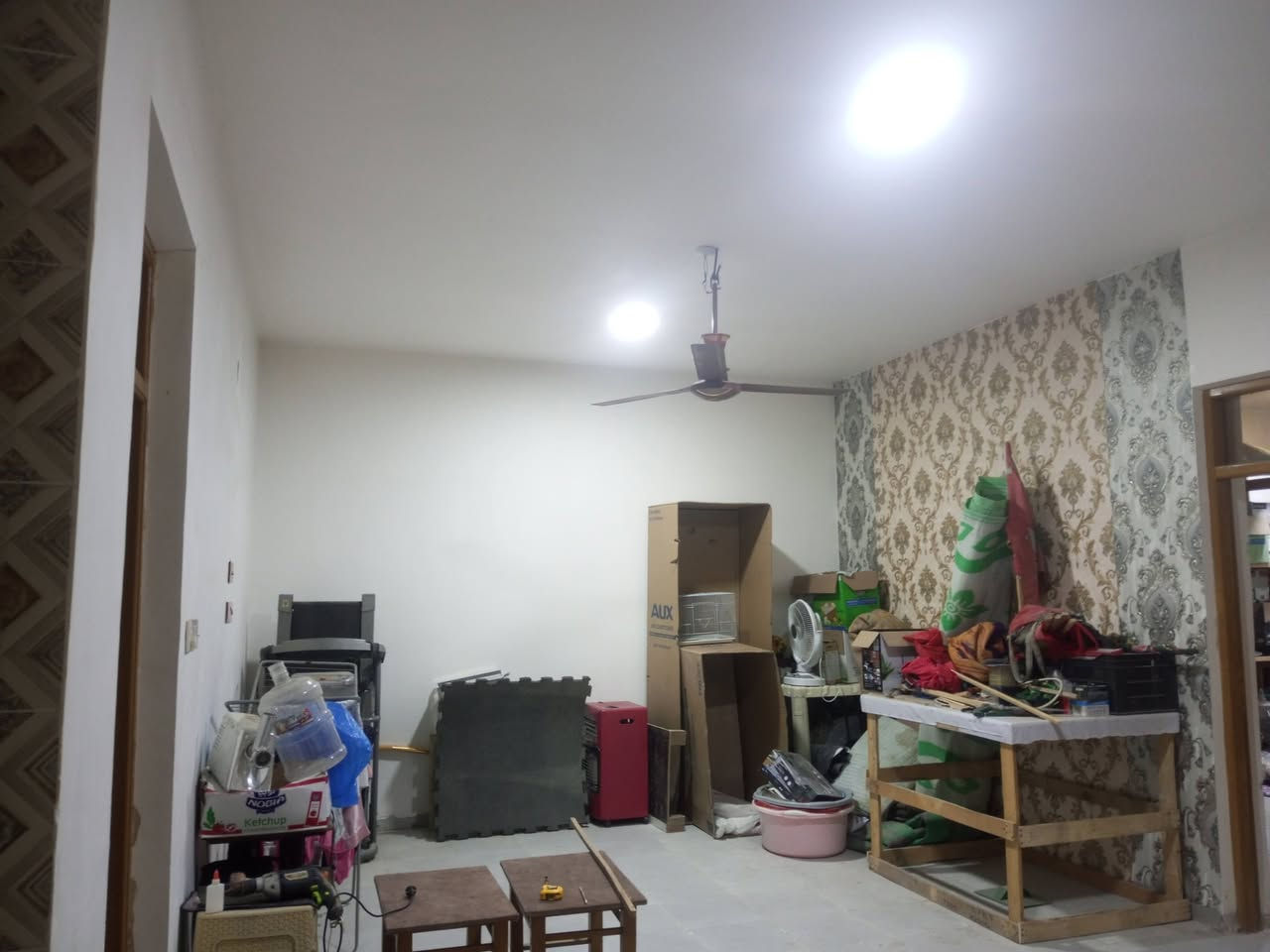 بيت للبيع 
حي الوفاء العقار (بلدية) مدفوع ٣ اقساط مطلوب ٨٦ مليون يتكون من الطابق الاول غرفة و استقبال و مطبخ و صالة و حمام و منزع و ٢ مكاشيف و الطابق الثاني يتكون من حمام و منزع و ٣ غرف و السطح
 للاستفسار ***********
