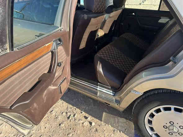 السلام عليكم اخوان 
سياره مارسدس. دب 
موديل 1991
باب قصير 
سنويه جديده لي حد 2029
حداديه صدر جديده 
كشنات كهربائيه  شغاله 
محرك بطه ففتي تي  2500
تدفئه تبريد  شغاله 
تخم تاير  
كشرتها نظيفه 
السعر 62 وبيها مجال 
الرقم 
***********
