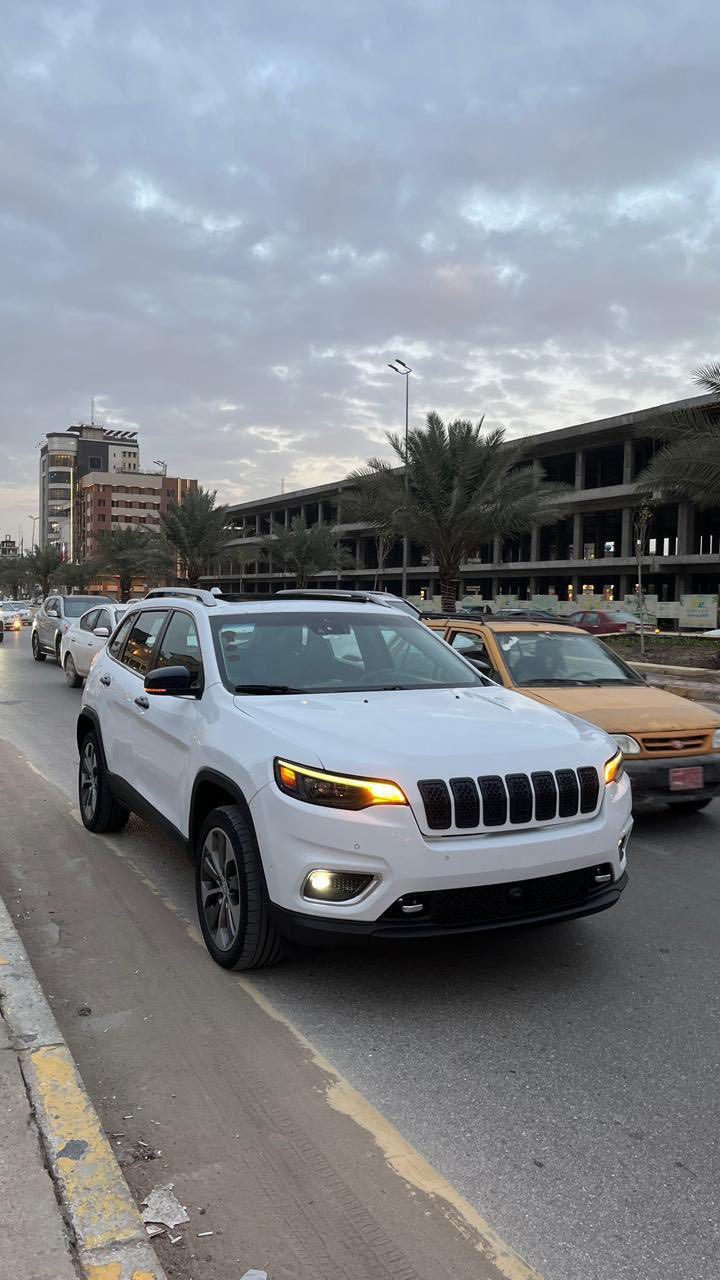 السلام عليكم للبيع جيب شيروكي بزون موديل 2019 فئة اوفر لاند اعلى فئة فول الفول مواصفات خاصة بانوراما رادارات 360 حساسات وره كدام اوتو بارك كشنات تدفئة تبريد بصمة مانع تصادم كشنات خزن ذاكرة جنطة كهرباء لايتات وره كدام لد اصلي وبعد هواي مواصفات بيهة محرك 6سلندر ماشية 140مكينة وكير وحدادية جدد وبلاديات رقم نجف دولي بسمي سنويه وهزه ورقم جدد توني جددتهن السعر 140وبيهة مجال بسيط للاستفسار ***********
