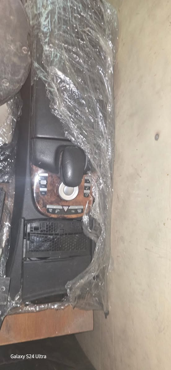 سلام عليكم كصات مارسدس غواصه عدد 4 وحده 8 سلندر  و S موديل ٢٠١٣  بدي كت A.M.G للبيع جمله يعني سياره كامله موقع بغداد ***********
