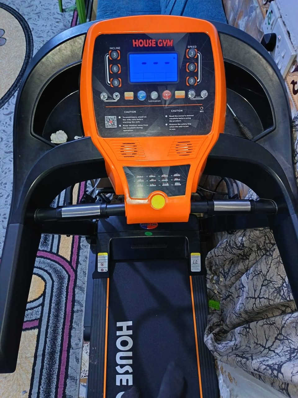 🏃‍♂️ مواصفات جهاز مشي House Gym (فئة الوزن الثقيل)
هذا الجهاز مصمم للاستخدام المنزلي الشاق ويتميز بقدرات عالية تناسب الأوزان الكبيرة:
أقصى وزن للمستخدم: يتحمل حتى 150 كغم، مما يعني أنه مزود بهيكل فولاذي متين وقاعدة عريضة لضمان الاستقرار أثناء الركض.
نظام الصعود الجبلي (Incline): يحتوي على خاصية التحكم بمستوى الميلان (أتوماتيكياً أو يدوياً حسب الموديل)، مما يساعد على مضاعفة حرق السعرات الحرارية وتقوية عضلات الأرجل.
جهاز المساج (حرق الدهون): ملحق بمحرك هزاز خارجي مع حزام خاص يعمل على تفتيت الدهون في منطقة البطن والخصر وتحسين الدورة الدموية بعد التمرين.
لوحة التحكم (الشاشة): شاشة رقمية متطورة تعرض كافة البيانات الحيوية:
السرعة (Speed).
المسافة المقطوعة (Distance).
الوقت المستغرق (Time).
السعرات الحرارية المحروقة (Calories).
نبضات القلب (Pulse) عبر الحساسات الموجودة على المقابض.
نظام امتصاص الصدمات: مزود بوسائد مطاطية تحت السير لحماية مفاصل الركبة والظهر من الصدمات أثناء الجري.
الأمان: يحتوي على مفتاح الأمان المغناطيسي (الزر الأصفر) للتوقف الفوري في حالة الطوارئ.
الإضافات: يحتوي على أماكن لوضع مطارة الماء ومقابض مريحة لليد.
لماذا يعتبر هذا الجهاز خياراً ممتازاً؟
لأنه يجمع بين قوة المحرك (التي تدعم وزن 150 كيلو) وبين تعدد الوظائف (مشي + ركض + نظام جبلي + مساج)، مما يجعله نادياً رياضياً متكاملاً في قطعة واحدة.
السعر 500واتس***********
