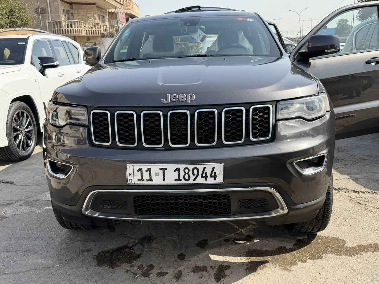 السلام عليكم
جيب لاريدو 2017 وارد أمريكي رقم بغداد 
مكينة 6 سلندر 3600 
مواصفات :- ترايل هوك 
🔹 فتحة سقف
🔹 بصمة تشغيل وابواب وتشغيل عن بعد
🔹شاشة كبيرة
🔹 فور ويل +جكات 
🔹 وضعيات قيادة 
🔹 دواخل اسود 
🔹 تحكم ستيرن 
🔹اوتو ستوب + ايكو 
الضرر واضح بل السونار موجود بل المنشور 
السيارة بغداد

***********
