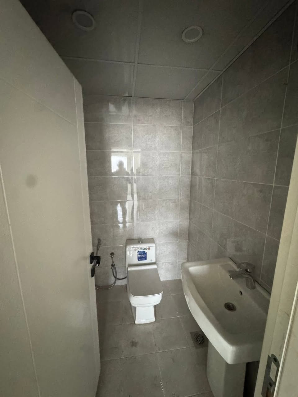 للإيجار في مجمع المحبة السكني

شقة مساحتة ١٢٥ متر نظيفة جدا

تحتوي على ٣ غرف نوم صالة مطبخ 

وخدمات عدد ٢ 

طابق ٤

للأستفسار اكثر الاتصال على الرقم

***********

او زيارة المكتب الكائن في منطقة السيدية 

شارع جامع الأقصى مقابل لحوم جويلي

مكتب المصطفى للاستثمار و التطوير العقاري
