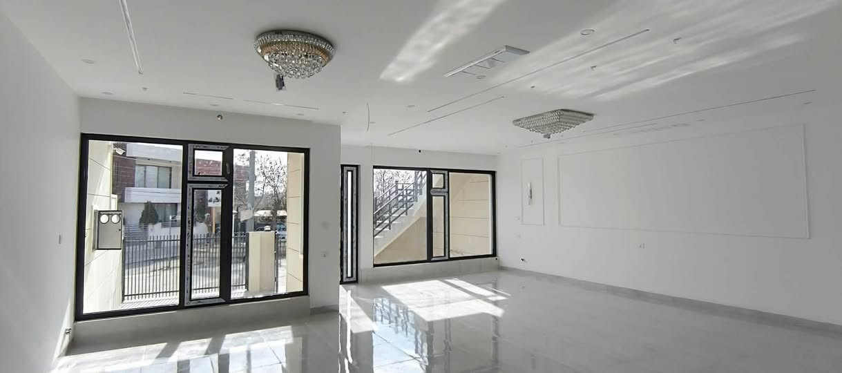 ‏                                      ﷽
                  🏢 خانوو بۆ فرۆشتن 🏢

‏ ‎🔺#کۆدی_ژمارە : 1128
📍#سەرچنار

📍#ناونیشان :-  گردی سەرچنار، نزیک مزگەوتی بیلالی حەبەشی، مەکتەبە تورکیەکە 

‏‌‎🅰️ #ڕووبەر :- ـ   194 مەتر

🌗 #پێشی :-  ـ  9 مەتر

🚧 #شەقام :-  15  مەتری

🔶#ڕووی :-  قیبلە 

      
📮 تێبینی :- خانووێکی دوو قات لە گەڕەکی گردی سەرچنار بۆ فرۆشتن، خانووەکە پێکدێت لە دوو نهۆم بۆ دوو ماڵی جیا دەبێت، خانووەکە تازە دروستکراوە و کەسی تێنەچووە، سیستەمی شۆڤاژ، دەکتی موبەریدە و سەقفی کونافە و لایتی لینەری تێدا بەکارهاتووە.

نەخشەی خانووەکەمان بەم شێوەیە  قاتی یەکەم پێکدێت لە، گەراجی سەیارە، هۆڵ و میوان، مەتبەخ سارد و گەرم، موشتەمەلات و دوو ژووری نوستن 

نهۆمی دووەم میوان، مەتبەخ سارد و گەرم، موشتەمەلات و دوو ژووری نوستن 
...............................
بۆ زانینی نرخی ئەم خانووە ژمارە (1) لە کۆمێنت دابنێ 
................................

‏‌🔸 بۆ زانیاری زیاتر دەتوانن پەیوەندی بکەن :- 
مامۆستا بەرهەم :   *********** 
کاک بەهمەن :         *********** 
.....................
ناونیشانی نوسینگە: سلێمانی تازە،  خوار مزگەوتی ئەبوبەکری صدیق ،جادەی قەنات،فەرعی بەرامبەر دارەسوتاوەکە
..................
تۆی بەڕێز هەر موڵکێکت هەیە دەتەوێت بیفرۆشیت یان بە کرێی بدەیت  دەتوانیت بۆمان بنێری و بێ بەرامبەر بۆت بڵاو دەکەینەوە
