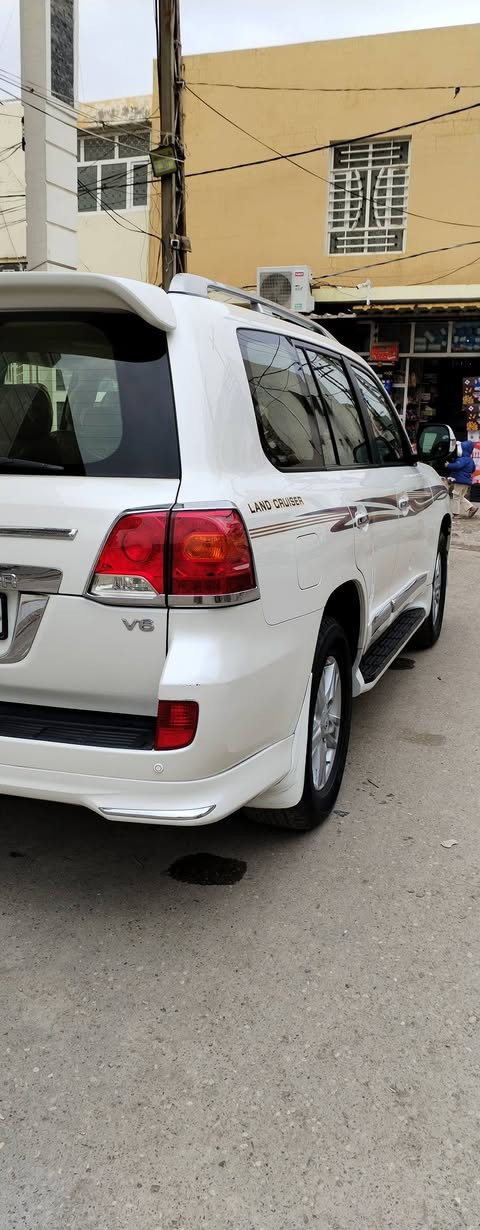 للبيع  لاندكروز ابيض موديل ٢٠١٣ نضيفه جدا مكفوله من الصبغ فقط جزء بسيط بالدعاميه ماشيه ١١٨  الف رقم جديد وسنويه جديده  السياره بريم ومواصفات البريم معروفه السياره جاهزه مابيها اي نقص ***********
سعر 41000$ 
مكان ديالى بعقوبة
