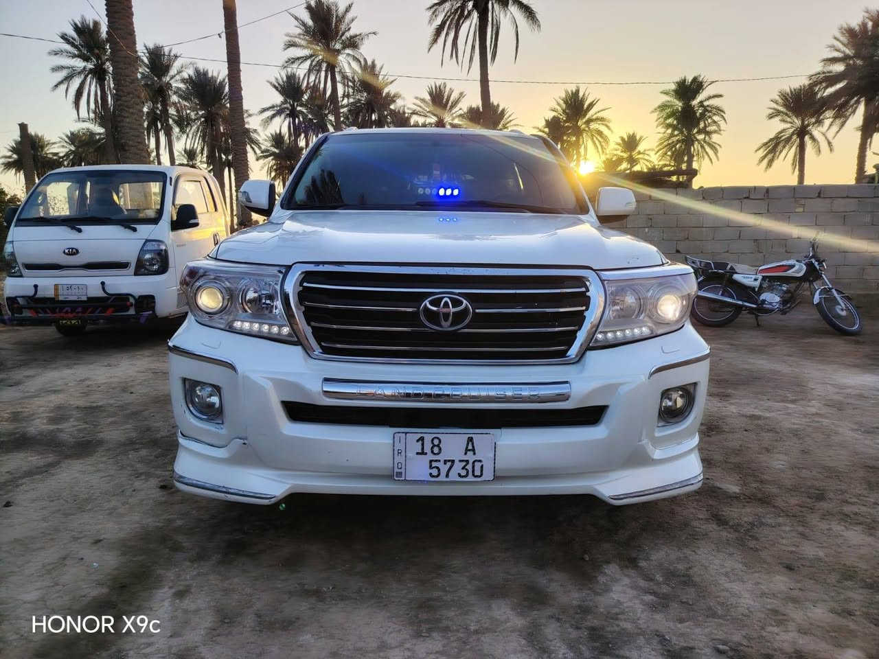 السلام عليكم رمضان كريم. لاندكروز 2009 فول مواصفات واحد على واحد رقم بابل بسمنه سنويه لل 28 صاعده هزه جديده استوه. سياره جديده بمعنى الكلمه جاهزه من اي نقص حداديه جديده تخم تاير جديد كهربائيات كلها شغال مكينه كير جدد تبريد ثلج اتلث قطع حته الثلاجه انجماد بريم اصل فتحه سقف بصمه بصمه ابواب كامره حساسات خلفيه سبعه راكب كشنات جلد لايت زنون تحكمات ستير شاشه كبيره داخل بيجي جام اربعه اوتو مثبت سرعه بعد بيه اهواي موصفات. السياره بيه صبغ جاملغ خلفي الأيمن وشويه بيه بارد بل قماره الكصه ول باقي كفاله عامه من الدعاميه للدعاميه السعر 230. ***********
