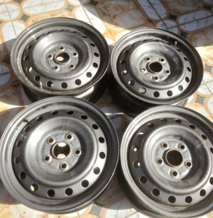 السلام عليكم… يوجد👇 تايرات+وياله+استدات+كباتهن / كلهن جدد شرط الشد / السعر 175 وبيهن مجال قليل يرهمن على اي سياره حجم 15/هاتف***********
