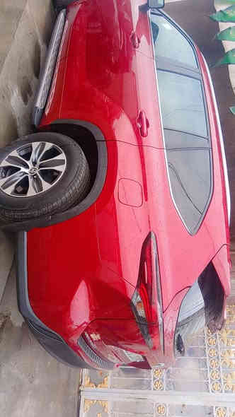 سلام عليكم للبيع هايلاندر موديل 24 امرقمه بغداد
بسمي تحويل ثاني يوم ***********

ناقل الحركة: تتابعي متغير إلكتروني (ECVT)

المقاعد: تتسع لـ 7 راكب، مع توفر مقاعد جلدية في الفئات الأعلى.
دخول ذكي 

الشاشات: شاشة تعمل باللمس مقاس 12.3 بوصة لنظام المعلومات الترفيهي، مع دعم لـ Apple CarPlay و Android Auto.

الشاحن: شاحن هاتف لاسلكي.

الصوت: نظام صوتي عالي الجودة.

الإضاءة: أنوار أمامية وخلفية وكشافات ضباب LED.المرايا الجانبية: كهربائية مع إشارات انعطاف، مع إمكانية الطي الكهربائي والتسخين. 

أنظمة الأمان

Toyota Safety Sense 2.5: تشمل نظام الفرملة التلقائي في حالات الطوارئ، والتحذير من مغادرة المسار، والتحكم التكيفي في السرعة، والكشف عن المشاة.
السعر 355ورقه
