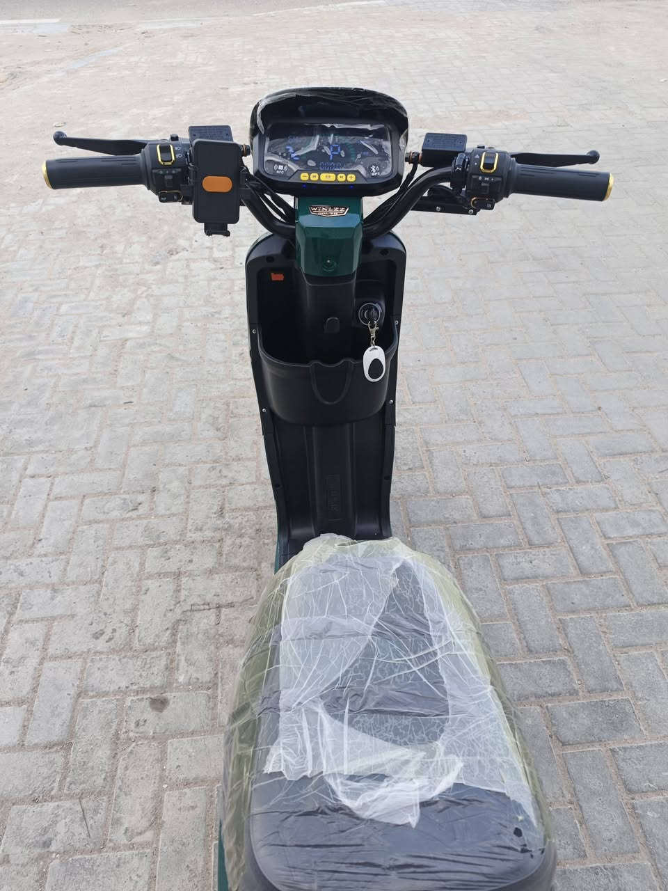 السلام عليكم
ار 9 مديل 2026 الحديث 
5 بطاريات دبل حجم 32 ونلي الاصلي ام الختم 
4 نمر سرعه 109 سرعه حقيقيه 70
دراجه مستخدمه سبوعين فقط حته ماماشيه 
تجي وشوف بعينك مكفوله كفاله عامه حته من الزلغ 
كهربائيّات كلهه شغاله لايت عالي وناصي دبل اشاره اشاره يمنه ويسره وهورن وبلوتوث وياها سويجين وبصمتين وكارت 
لمرايات وكفات ماشاهدهن بالكارتون 
السعر 500 
واتساب ***********
عنوان بصره امن الداخلي قرب اسواق باقر
