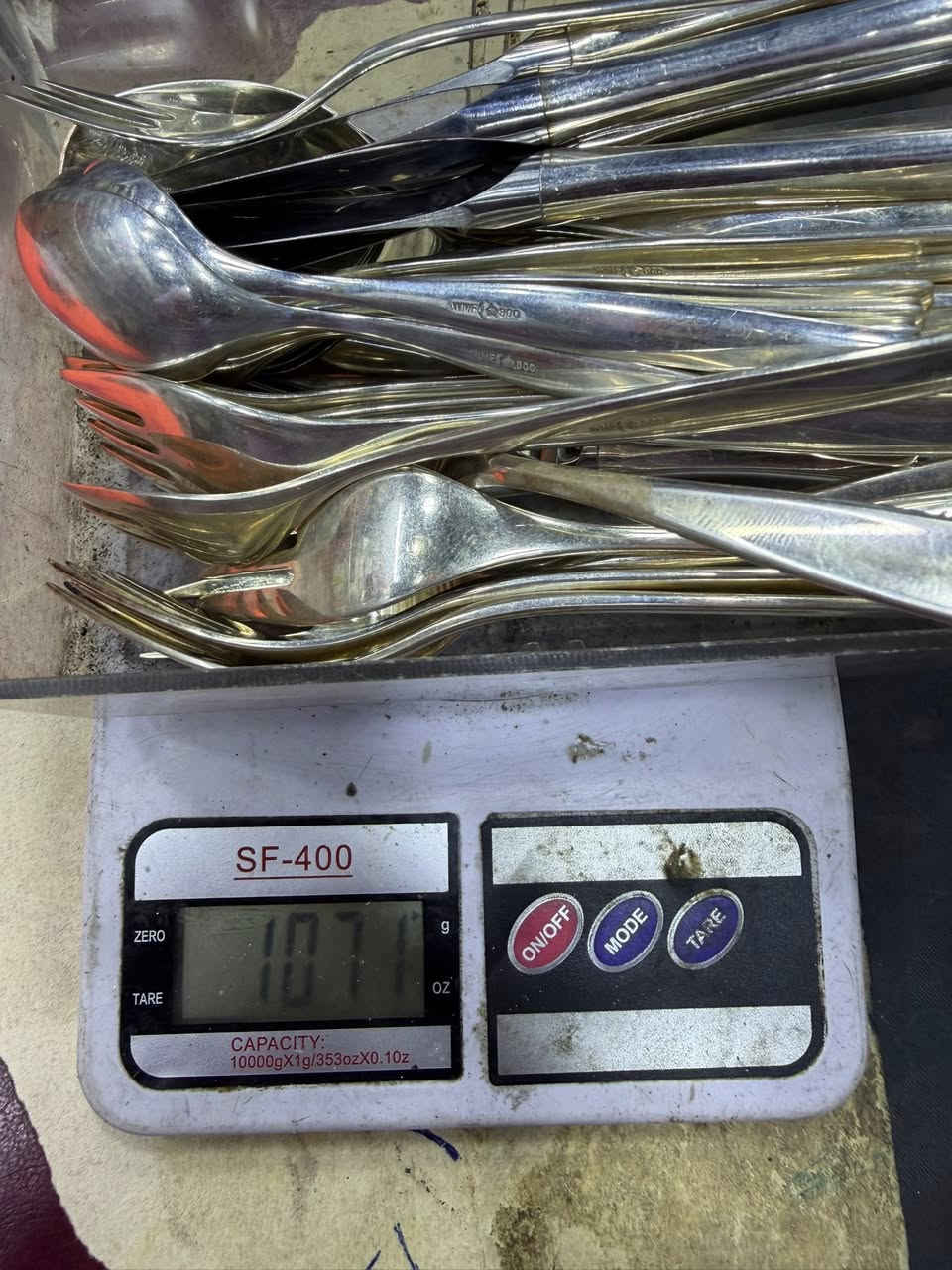 السلام عليكم مجموعه ملكيه متكونه من سكاكين ومعالق وشوكات فضه عيار 800 نضافه 100‎%‎ كل سيت متكون من 6 قطع نقص قطعتين بكامل المجموعه للبيع بسعر 2750 دينار للغرام قفل من الاخير عنوانه بغداد التراث مال بياع ***********
