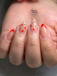 مو بس أظافر… هيبة 👑  أرقى دزاينات الأكريلك صارت يم رزان بيوتي ✨  شغل ن...