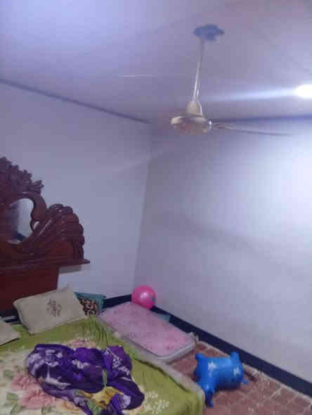 بيت ٢٠٠م في دور اليوسف السكني حي النداء غرفتين وصاله ومطبخ واستقبال وتخاريج كاشي سراميك كامل خدمات مرفوع بي معامله للمصرف العقاري اني الكفيل مطلوب ٩٥مليون وباقي الي ٧٥مليون للتفاصيل اتصل *********** اني صاحب الدار
