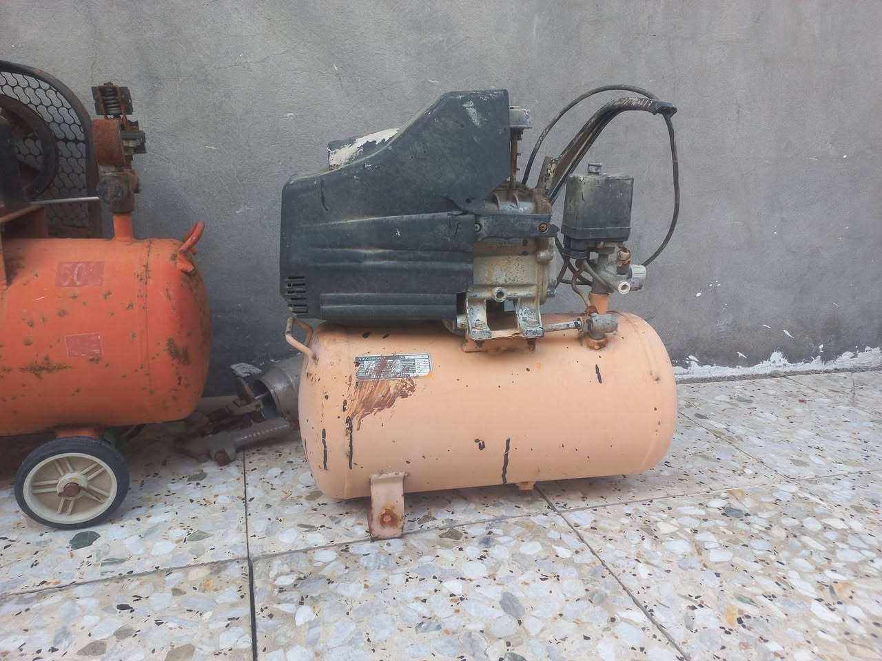 كمبريسر صبغ عدد 2
الصغير شغال عوزه بس صونده 

والكبير يرادلة ماطور فقط


**إذا كنت صاحب هذا الإعلان وتريد حذفه لأي سبب، رجاءا أرسل رسالة إلى الدعم الفني**