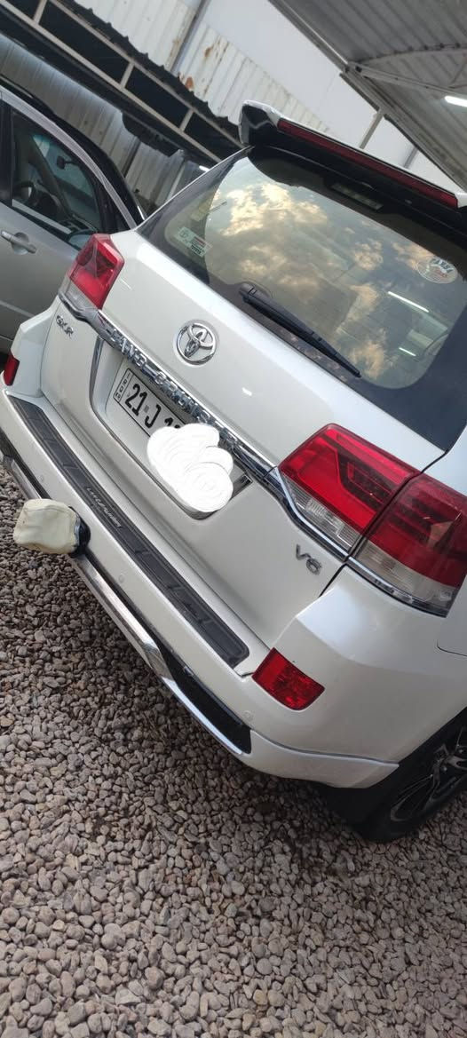 السلام عليكم بيع اومراوس محتاج فرق لاندكروزر gxr موديل 2016 رقم سليمانية باسمي السيارة بلادية فقط تحديث دعاميات والويل كب موديل 21 كير محرك حدادية تبريد كهربائيات كلة وضع شركة ماشية 180 الف حقيقي شرط الفحص  السيارة نضيفة جدا من الداخل والخارج متواجدة في بابل حي الطيارة للاستفسار *********** متواجد واتساب
