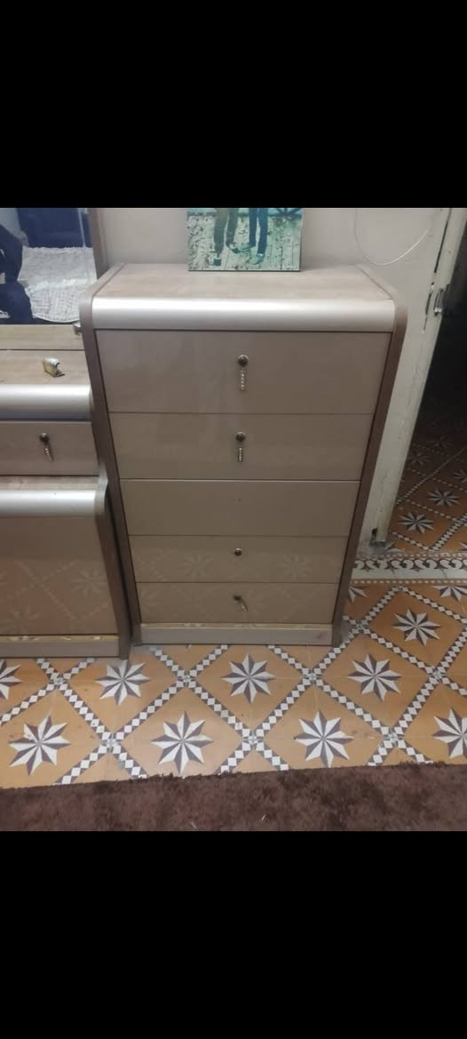 للبيع غرفة نوم تركيا 
8 قطع الغرفة اخت جديدة 
بس بيها ضرر واحد بل جرباية سيبايه طاكة 
للستفسار خاص او واتساب 
***********
